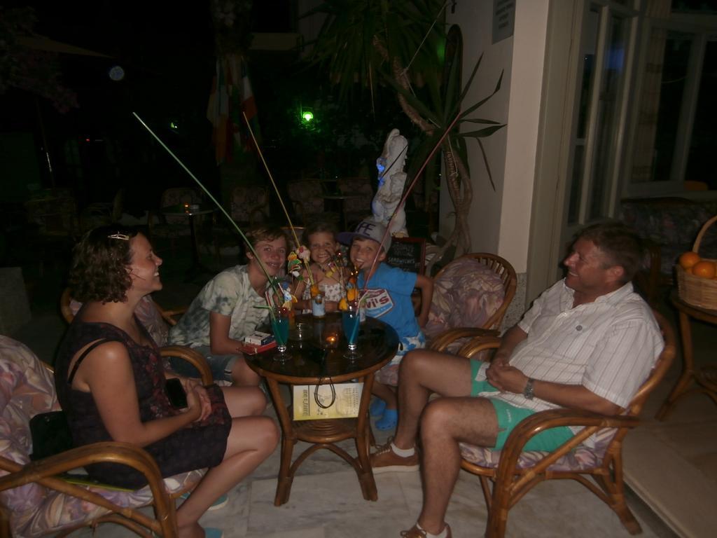 Harry'S Bar & Apartments 1 Acharavi  Bagian luar foto