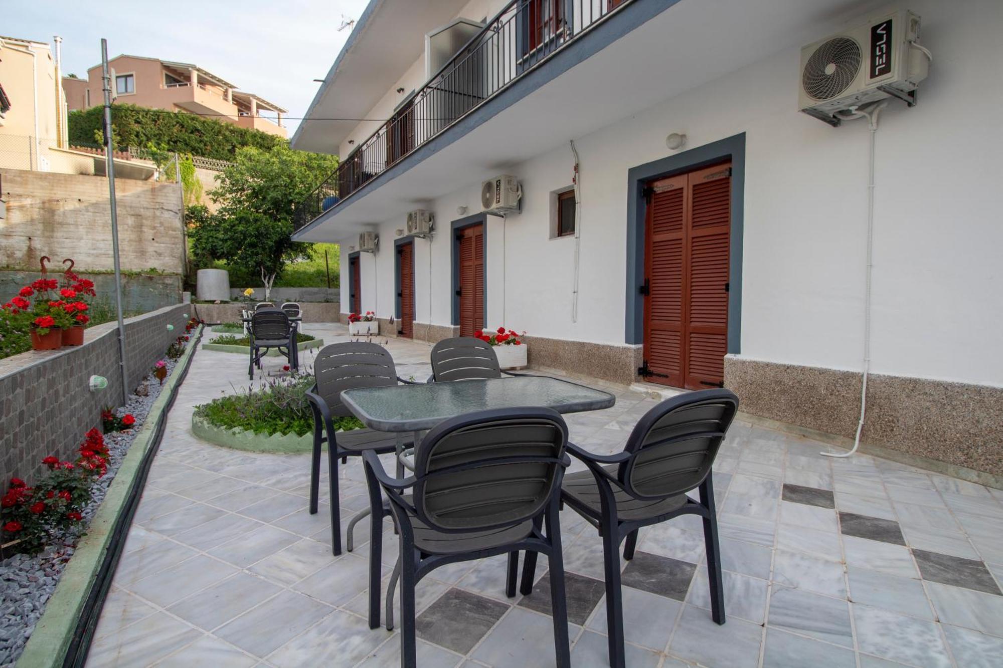 Harry'S Bar & Apartments 1 Acharavi  Bagian luar foto