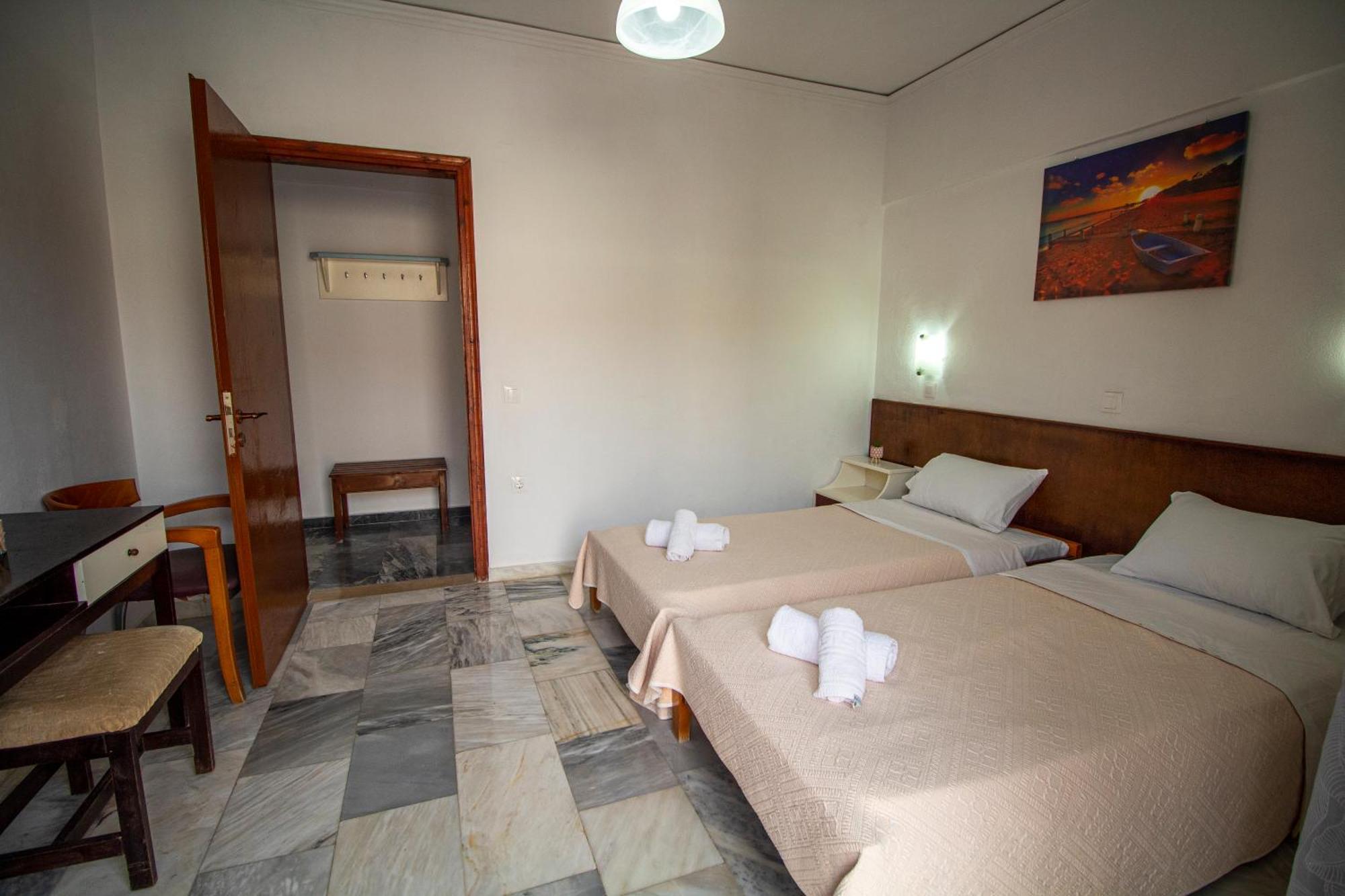 Harry'S Bar & Apartments 1 Acharavi  Bagian luar foto