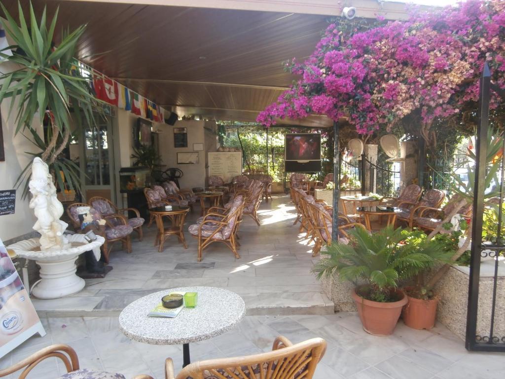 Harry'S Bar & Apartments 1 Acharavi  Bagian luar foto